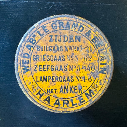 Antike Apothekerdose mit prall gefüllter Gaze (1849)