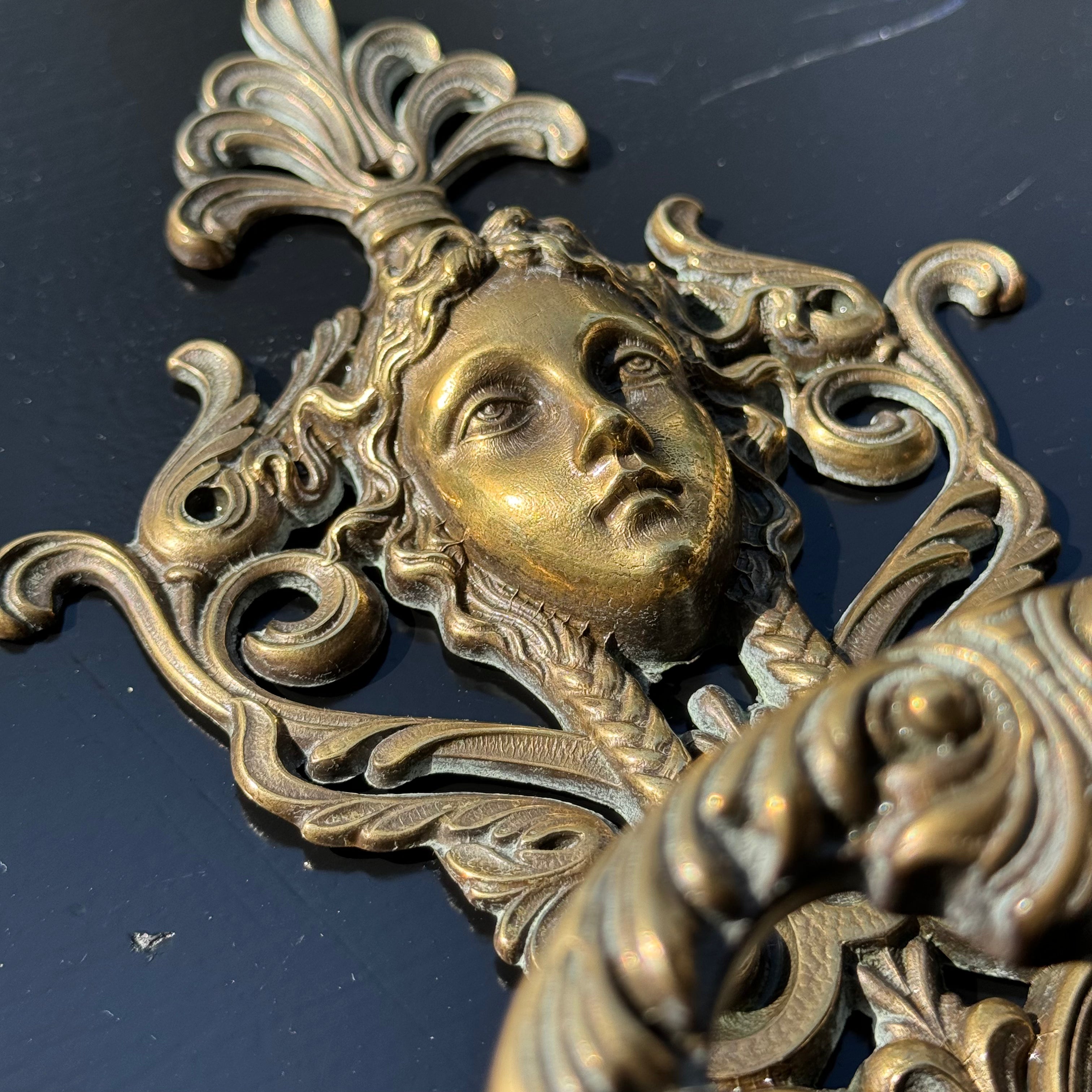 Twee Koperen Messing Medusa Wandhaken van VCR BREV - The Collectionist