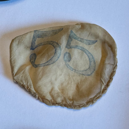 Antike Apothekerdose mit prall gefüllter Gaze (1849)