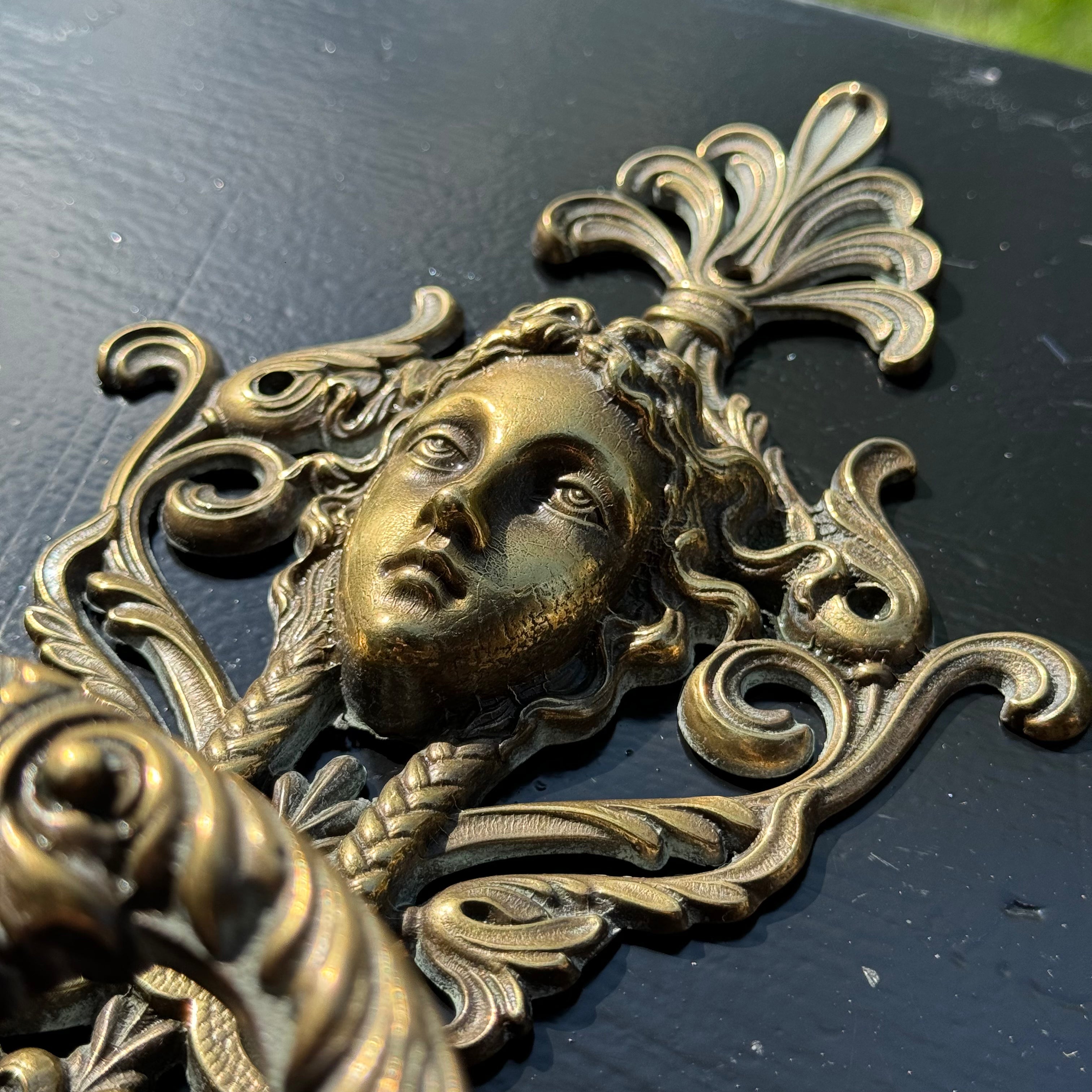 Twee Koperen Messing Medusa Wandhaken van VCR BREV - The Collectionist