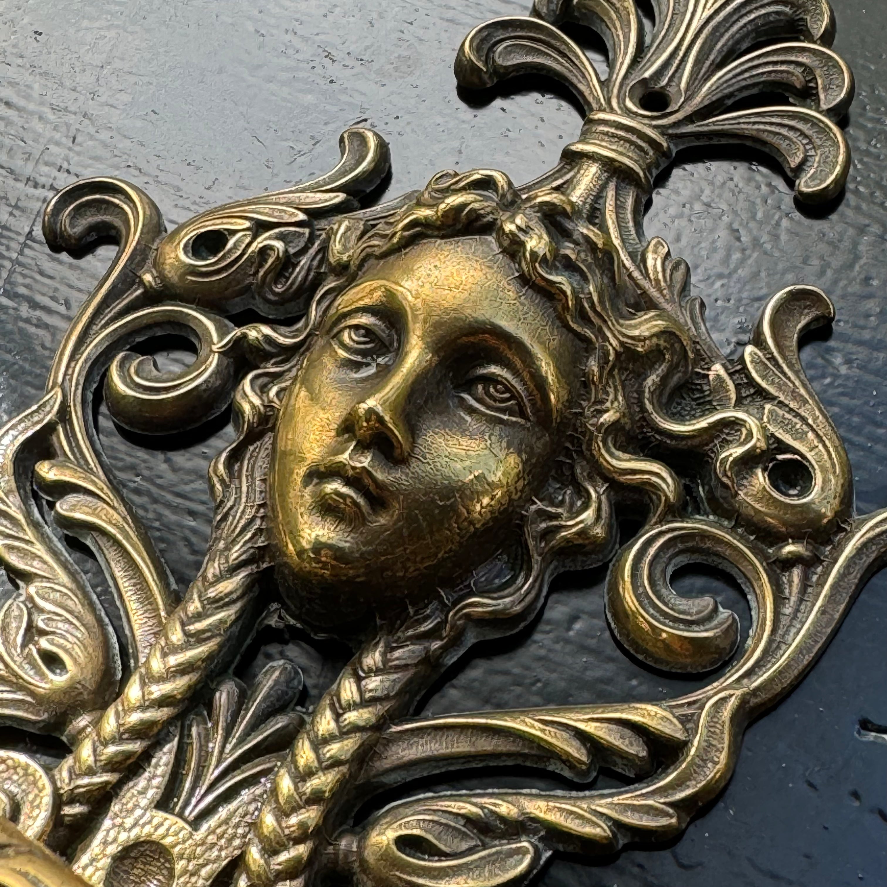 Twee Koperen Messing Medusa Wandhaken van VCR BREV - The Collectionist