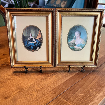 Twee ingelijste portretten The Collectionist