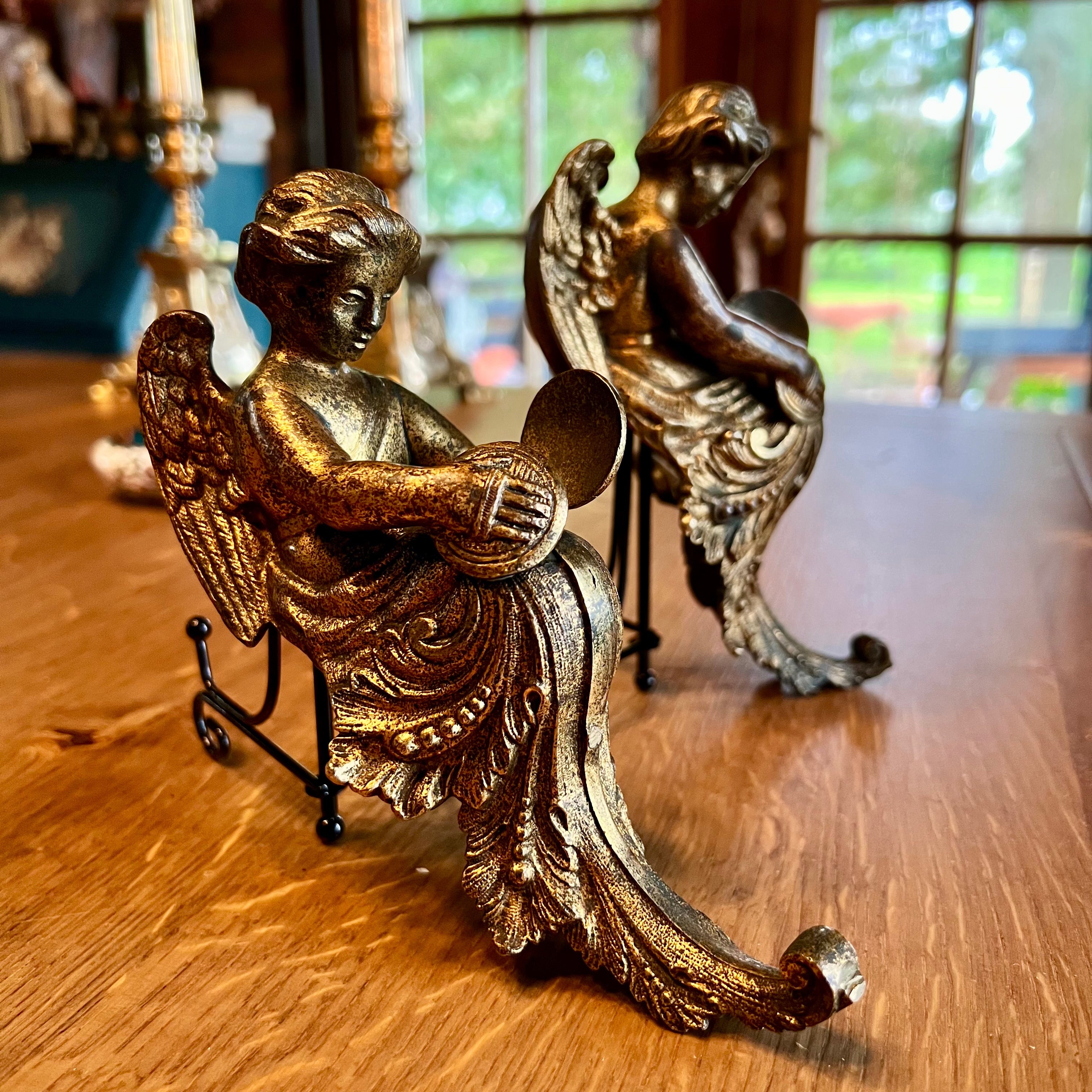 Twee antieke koperen (hoek) ornamenten The Collectionist