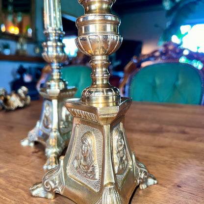 Een paar koperen kerk kandelaren The Collectionist