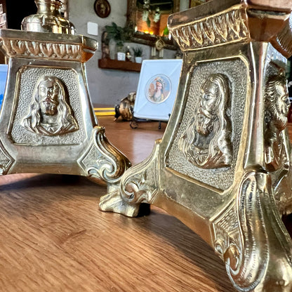 Een paar koperen kerk kandelaren The Collectionist