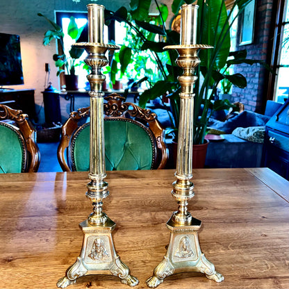 Een paar koperen kerk kandelaren The Collectionist