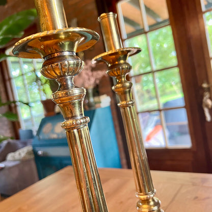 Een paar koperen kerk kandelaren The Collectionist