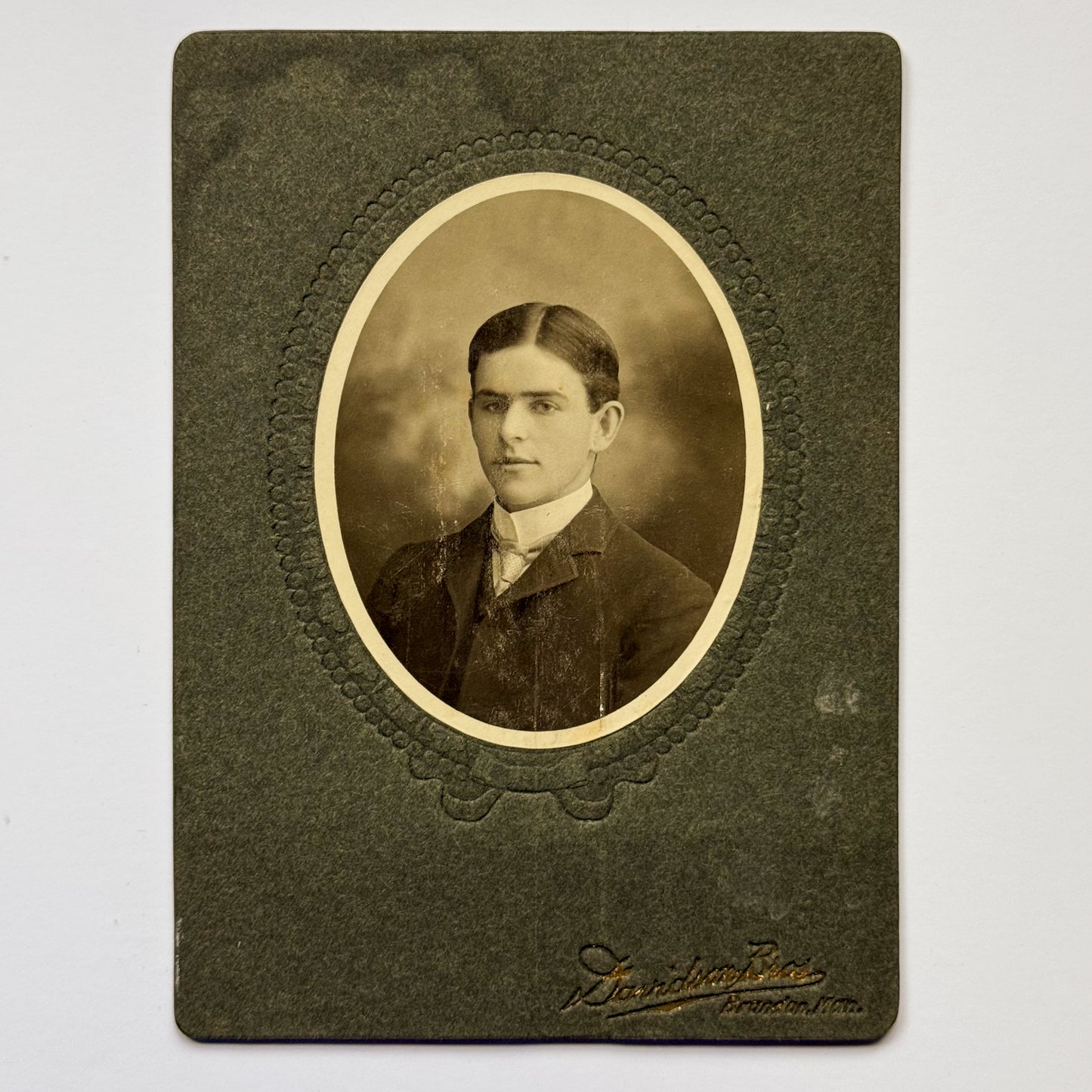 Portret van een jonge man - Dandridge Bros, Princeton (ca. 1900)