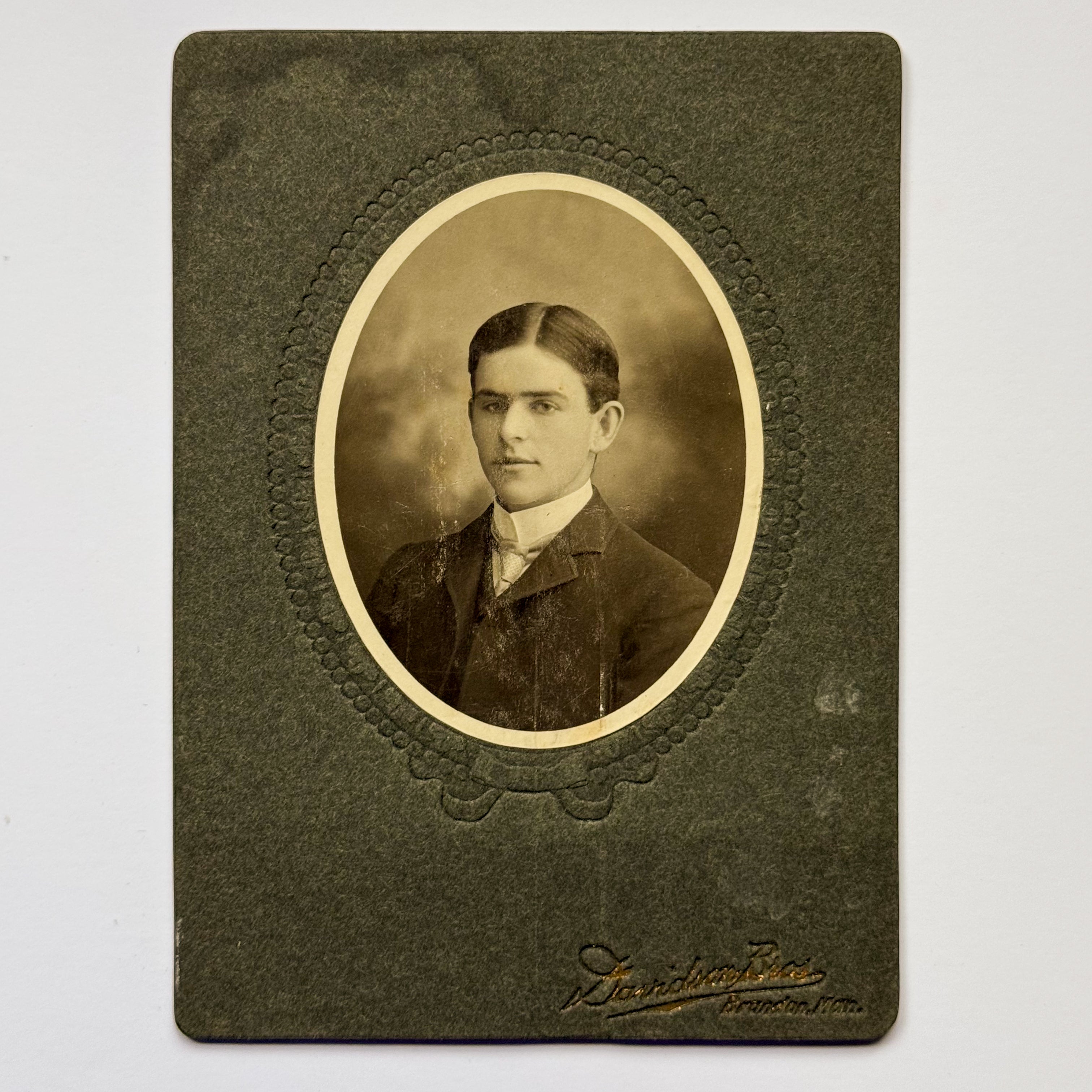 Porträt eines jungen Mannes – Dandridge Bros, Princeton (ca. 1900)