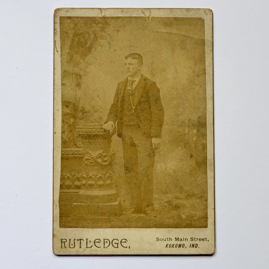 Portret van een jongeman - Rutledge Studio, Kokomo (ca. 1890)