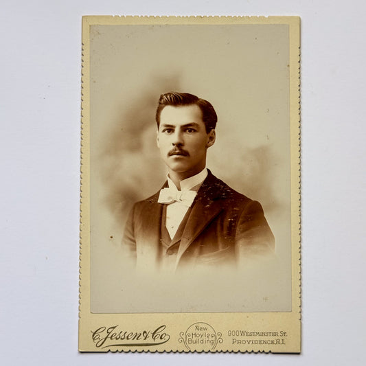 Portret van een man met snor - C. Jessen & Co, Providence (ca. 1895)