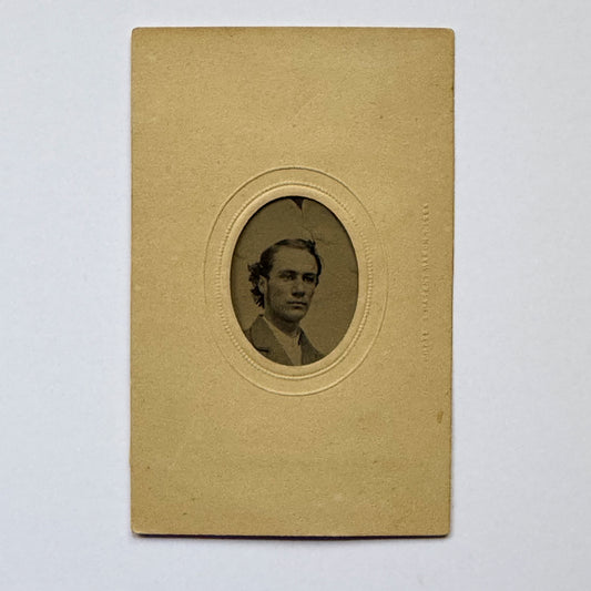 Vroeg portret van een man - tintype in kartonnen passe-partout (ca. 1860)