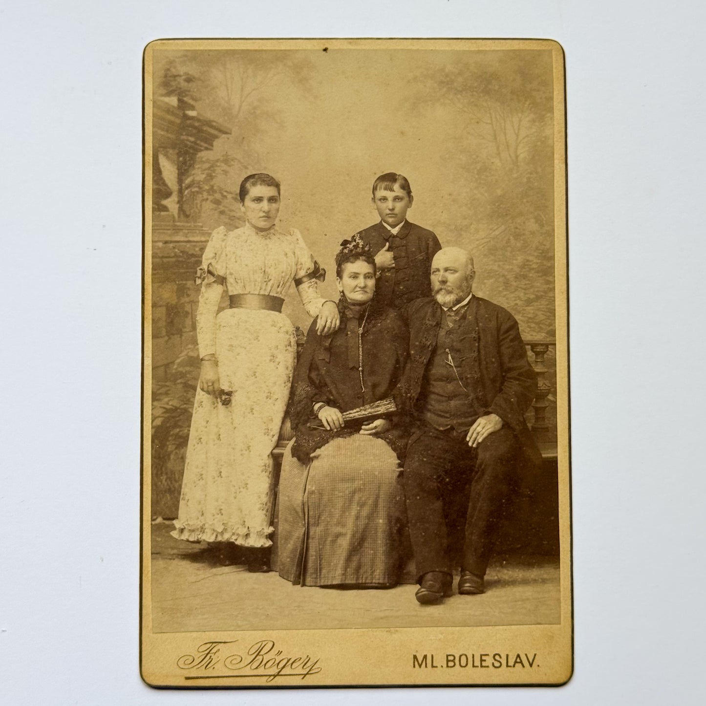 Familieportret - Atelier Fr. Böger, Mladá Boleslav (ca. 1895)