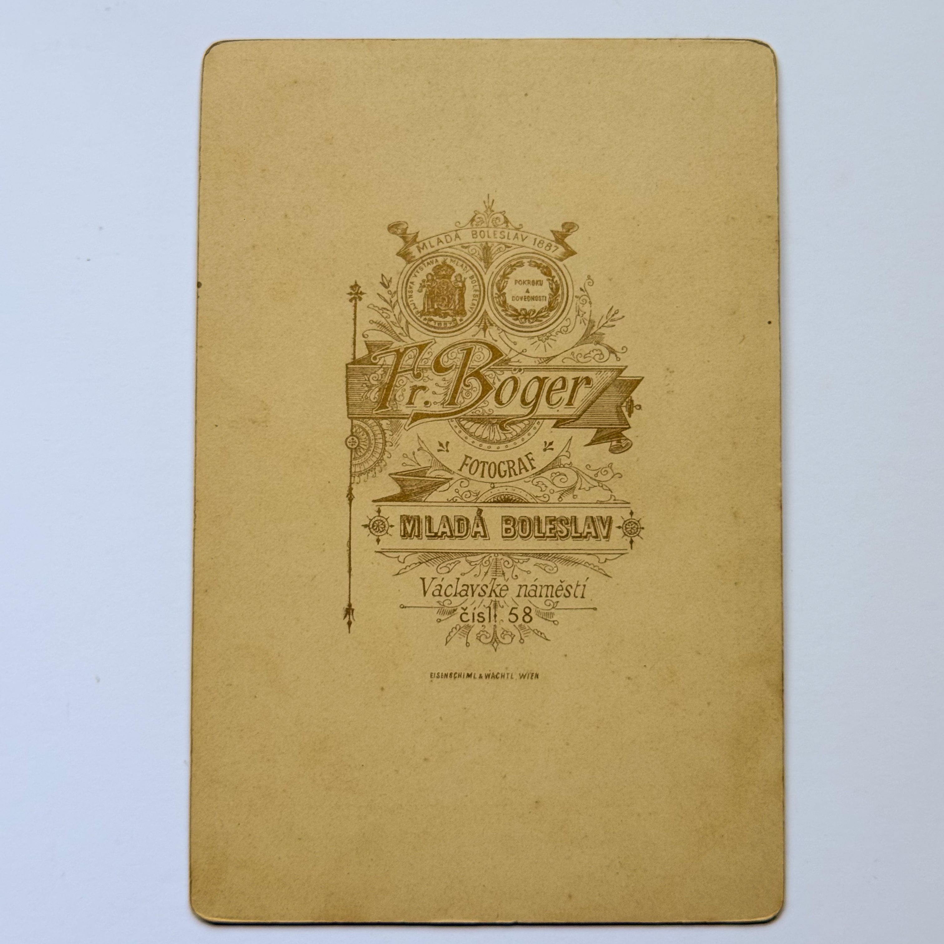 Familienporträt - Atelier Fr. Böger, Mladá Boleslav (ca. 1895)