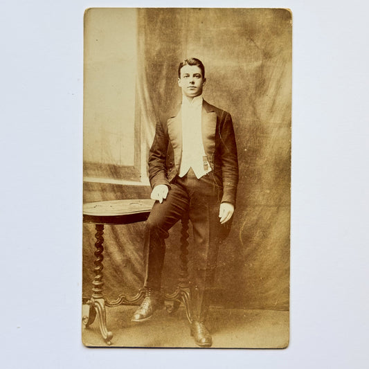 Portret van een jongeman in avondkleding - Britse real photo postcard (ca. 1905)