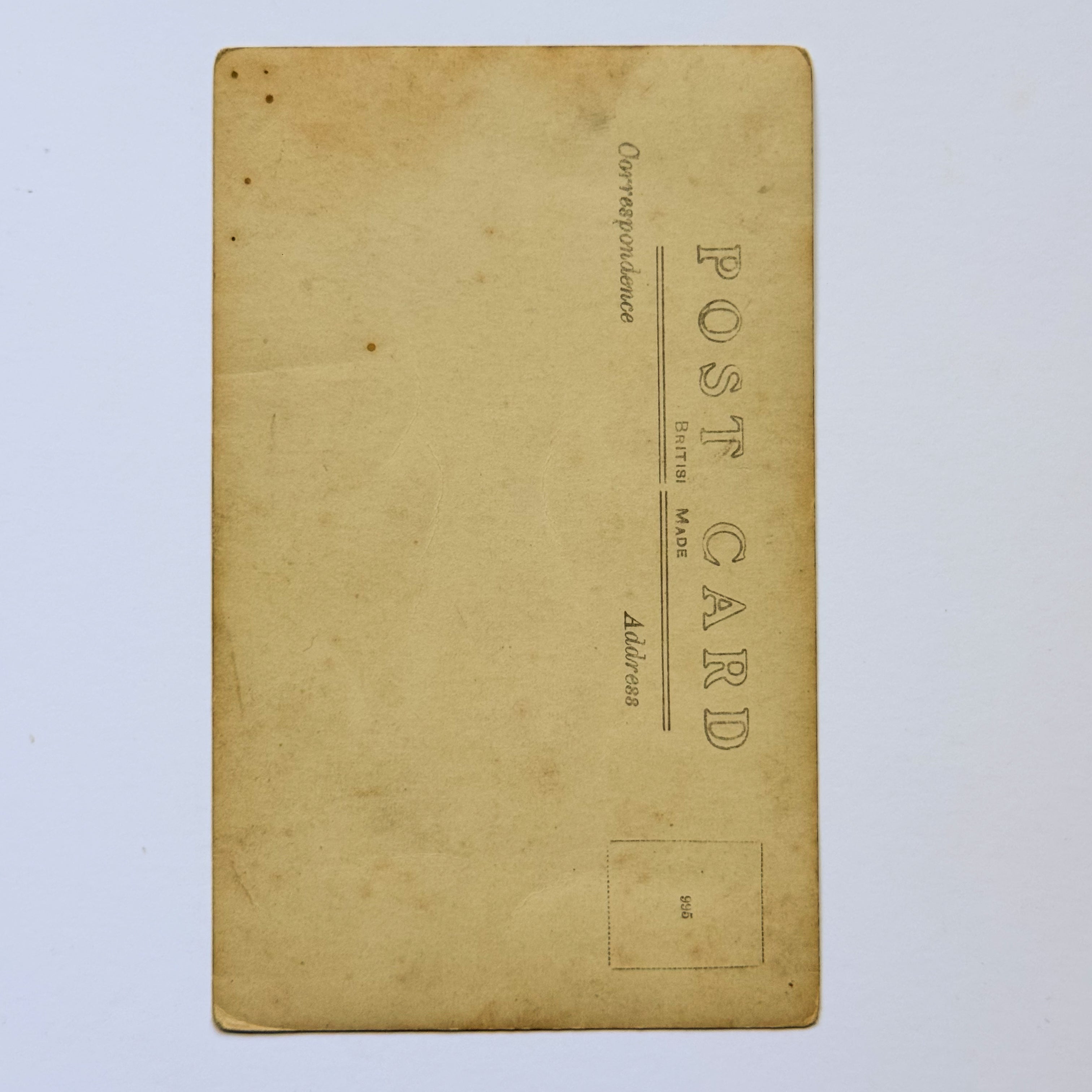 Porträt eines jungen Mannes im Abendkleid – Britische Real Photo Postkarte (ca. 1905)