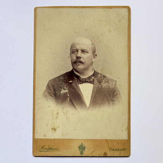 Herenportret met strik - Atelier J. Langhans, Praag (ca. 1895)