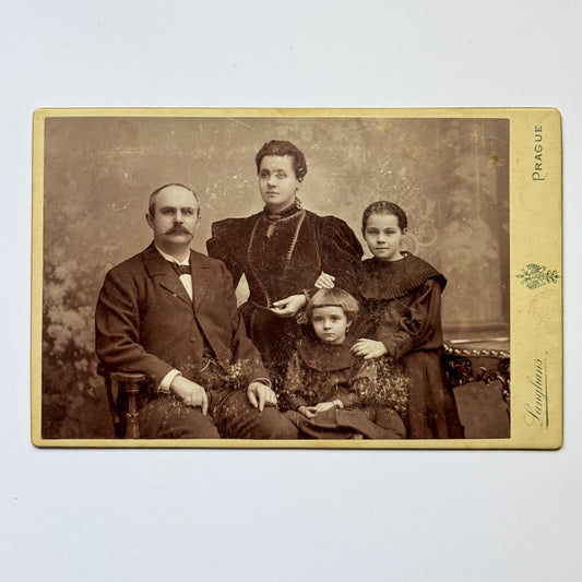 Familieportret - Atelier J. Langhans, Praag (ca. 1895)