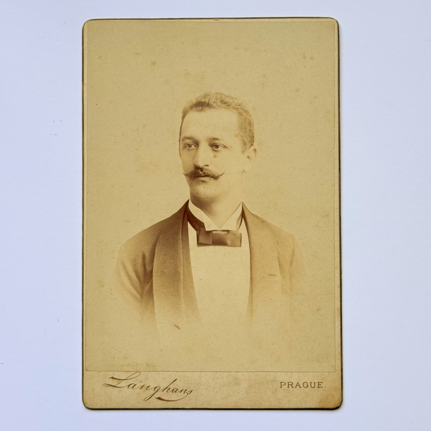 Porträt eines Herrn mit Fliege – JF Langhans, Prag (ca. 1895)