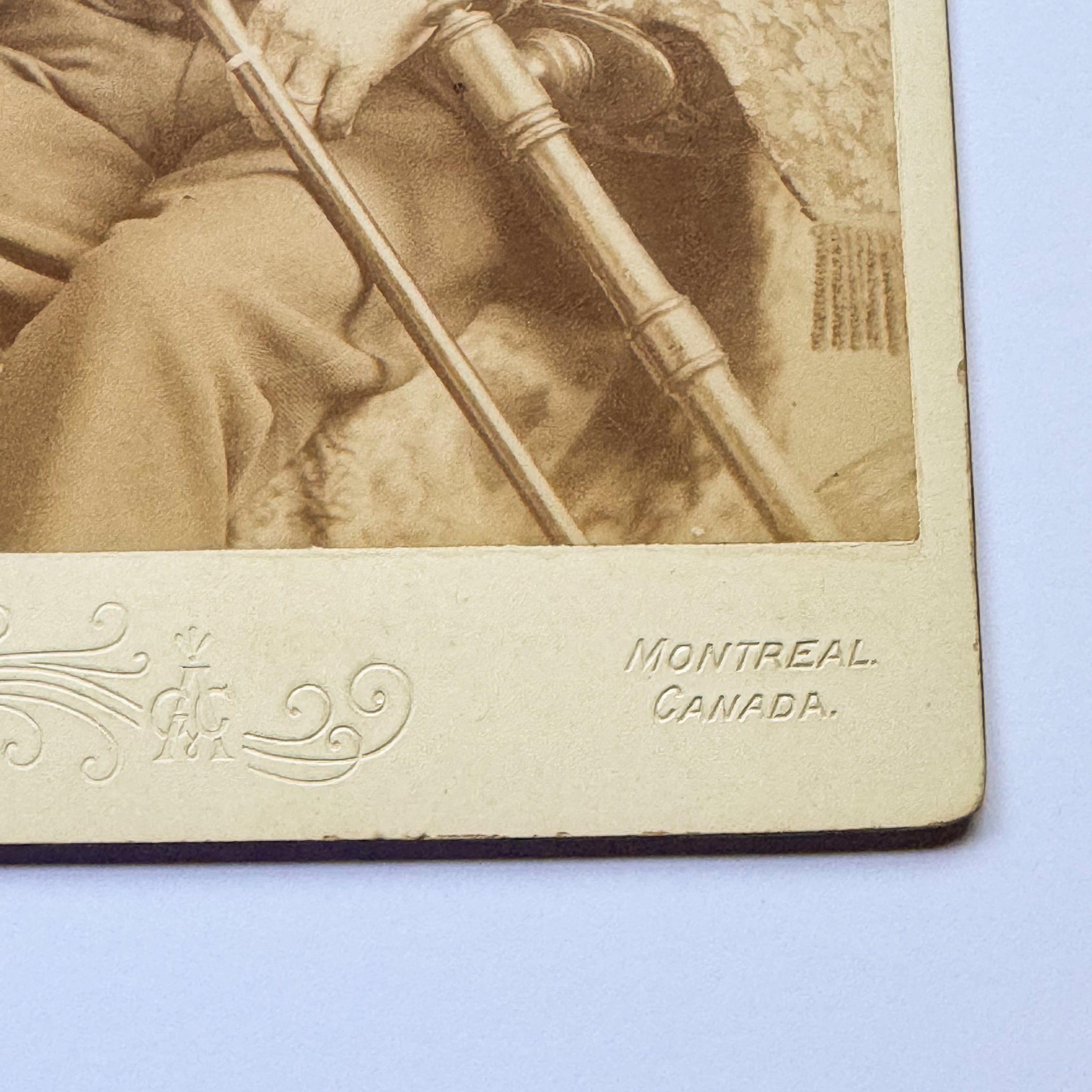 Porträt eines älteren Herrn mit Spazierstock – A.P. Less, Montreal (ca. 1885)