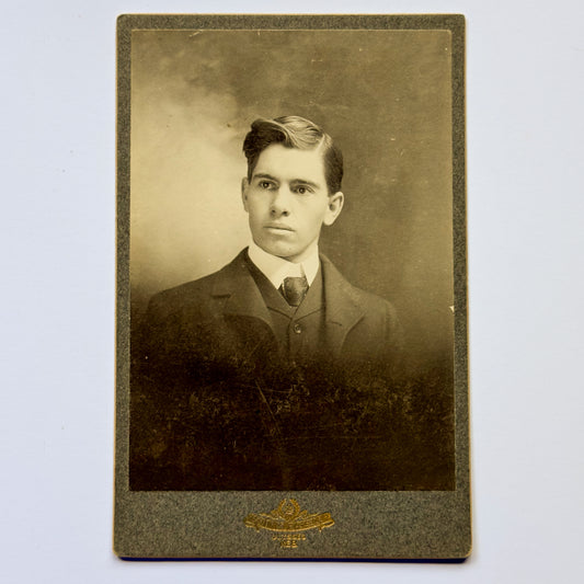 Portret van een jonge man - W.M. Russell, Ulysses NEB (ca. 1900)