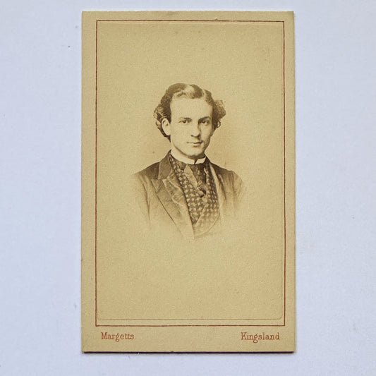 Portret van een jonge man - J.W. Margetts, Kingsland Road, Londen (ca. 1875)