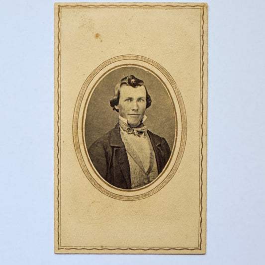 Vroeg portret van een man in ovale lijst - anonieme fotograaf (ca. 1860)