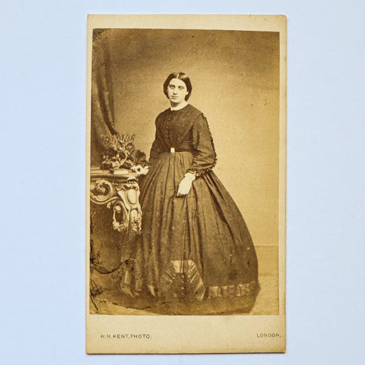 Portret van een vrouw in donkere japon - W.H. Kent, Knightsbridge Londen (ca. 1865)