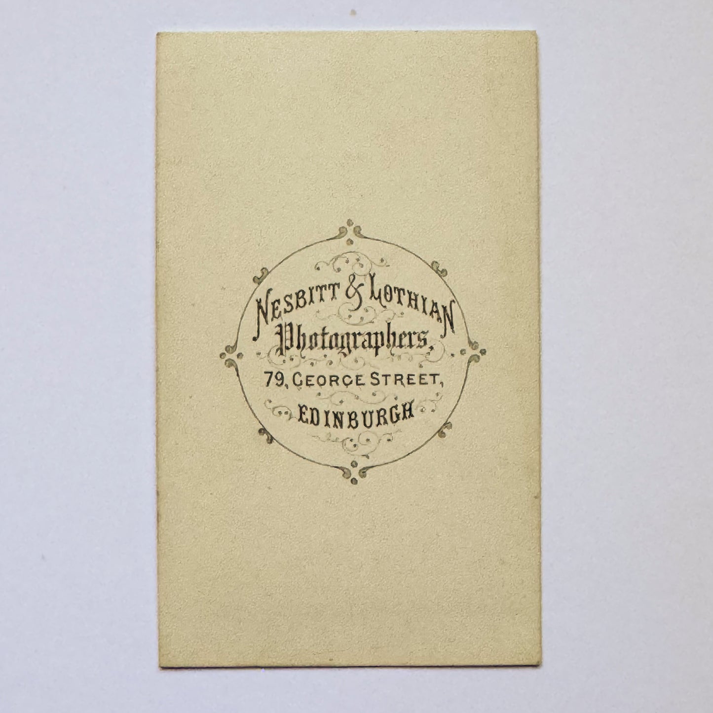 Porträt einer sitzenden Frau – Nesbitt &amp; Lothian, Edinburgh (ca. 1865)
