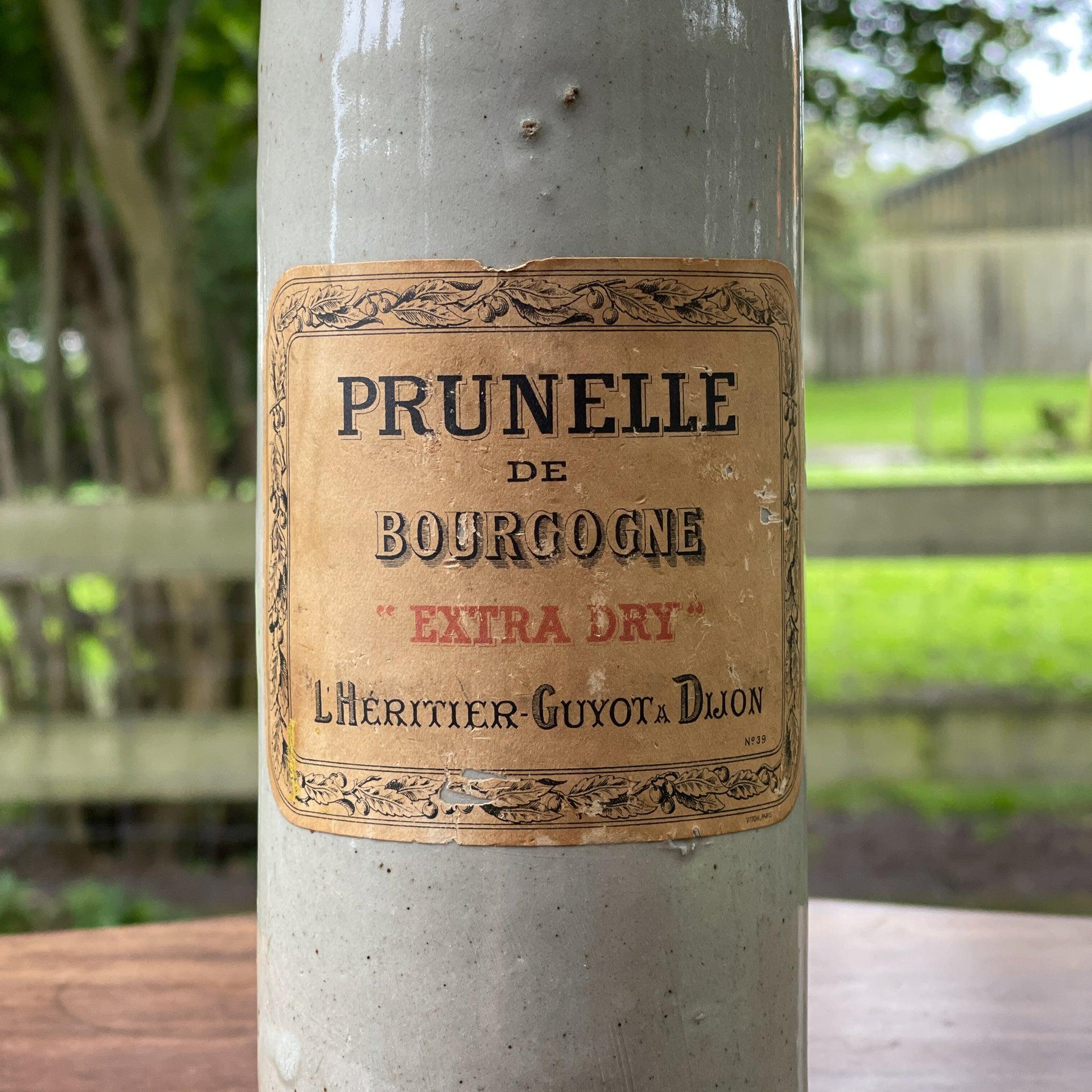 Aardewerk fles Prunelle de Bourgogne Extra Dry - The Collectionist