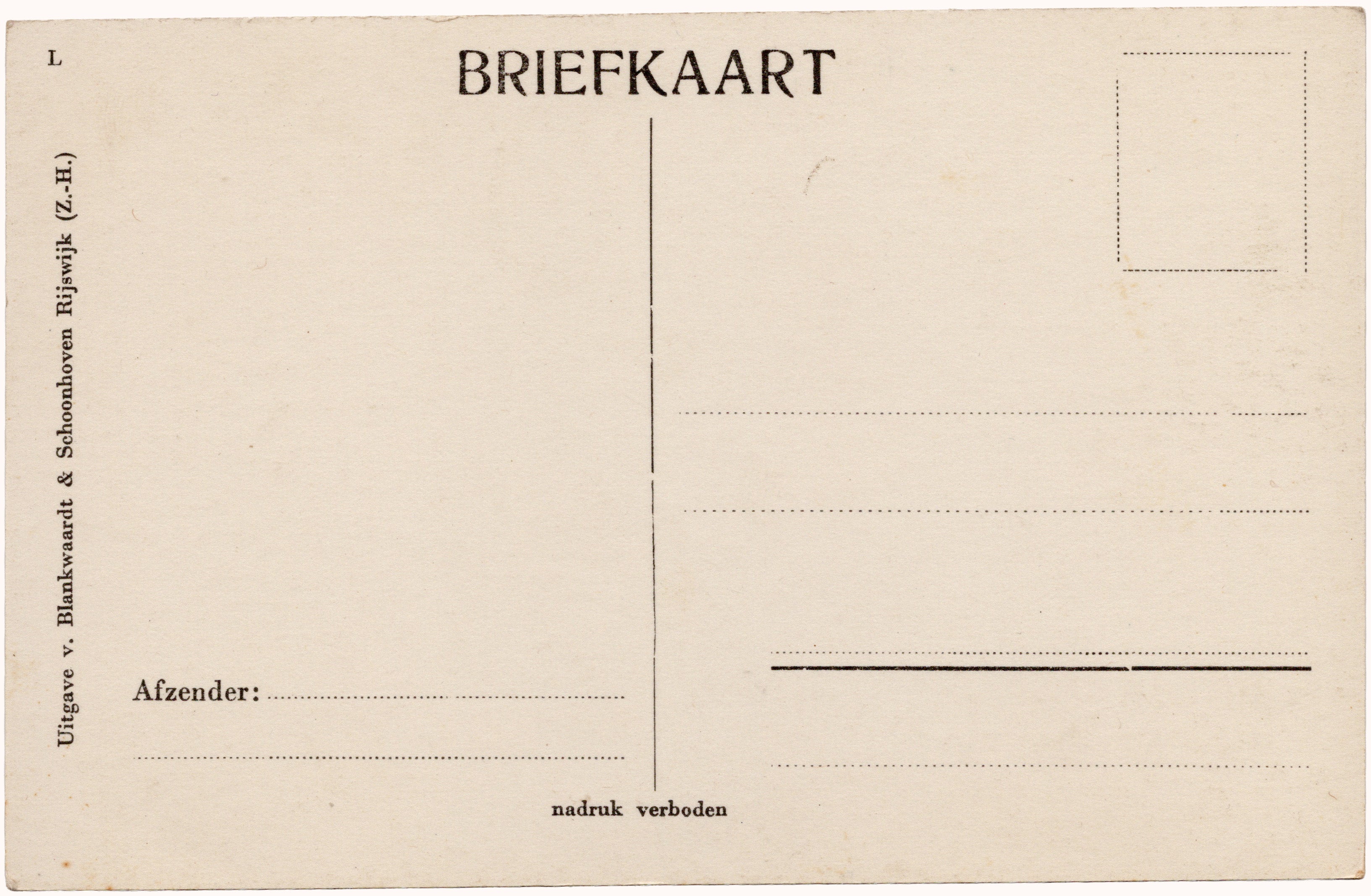 Achterzijde Fotokaart met staatsieportret van koningin Wilhelmina ten voeten uit, met tiara, sjerp, grootkruis en veren waaier, bromzilverdruk door Foto Ziegler.