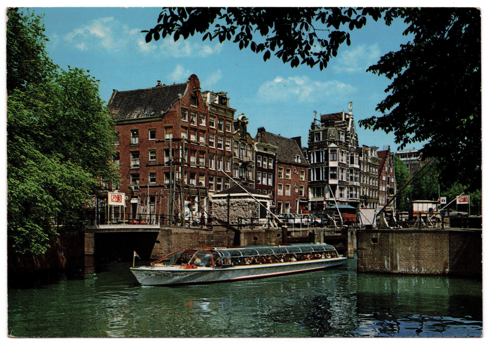 Nederlandse ansichtkaart jaren zestig of zeventig, kleurenfoto Haarlemmersluis Amsterdam met rondvaartboot en historische grachtenpanden aan de Haarlemmerstraat, uitgave Krüger
