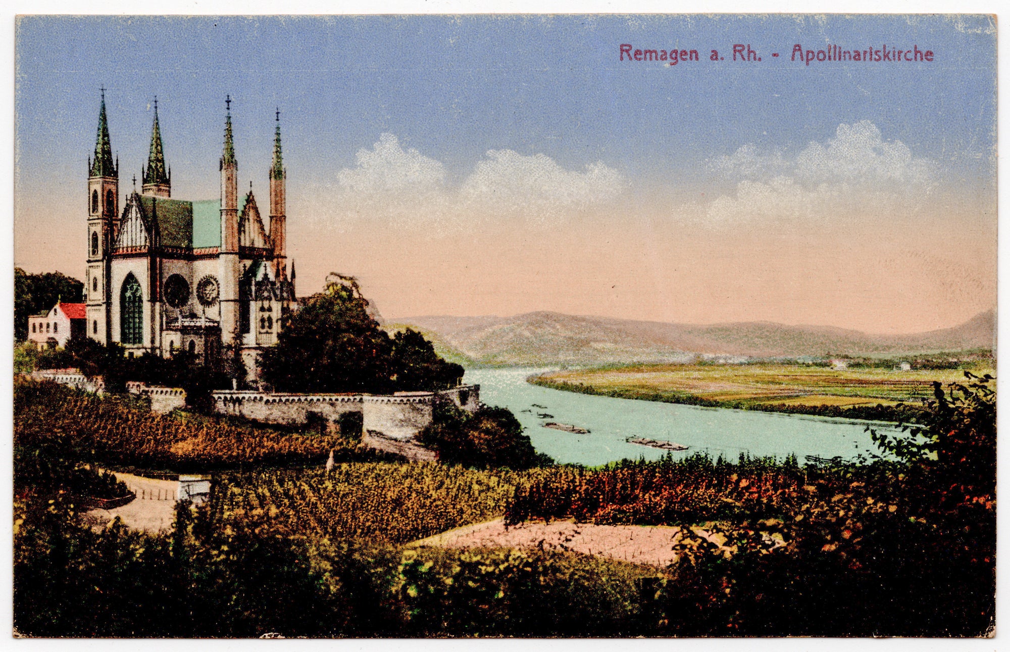 Duitse ansichtkaart begin twintigste eeuw, ingekleurde lichtdruk Apollinariskirche Remagen aan de Rijn met vier neo-gotische torens boven wijngaarden en rivier, uitgave Stengel Dresden