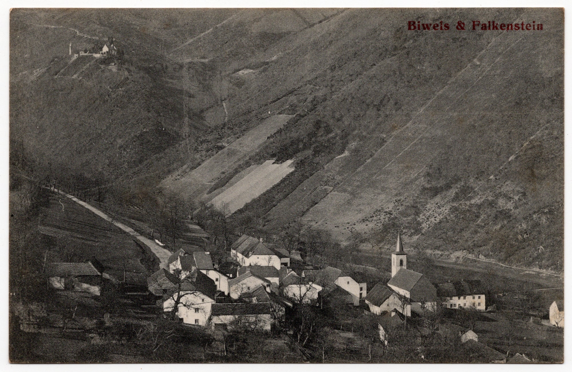 Ansichtkaart begin twintigste eeuw, zwart-wit lichtdruk Luxemburgs dorp Bivels in Our-vallei met Burg Falkenstein Duitse zijde, uitgave P.C. Schoren Luxembourg