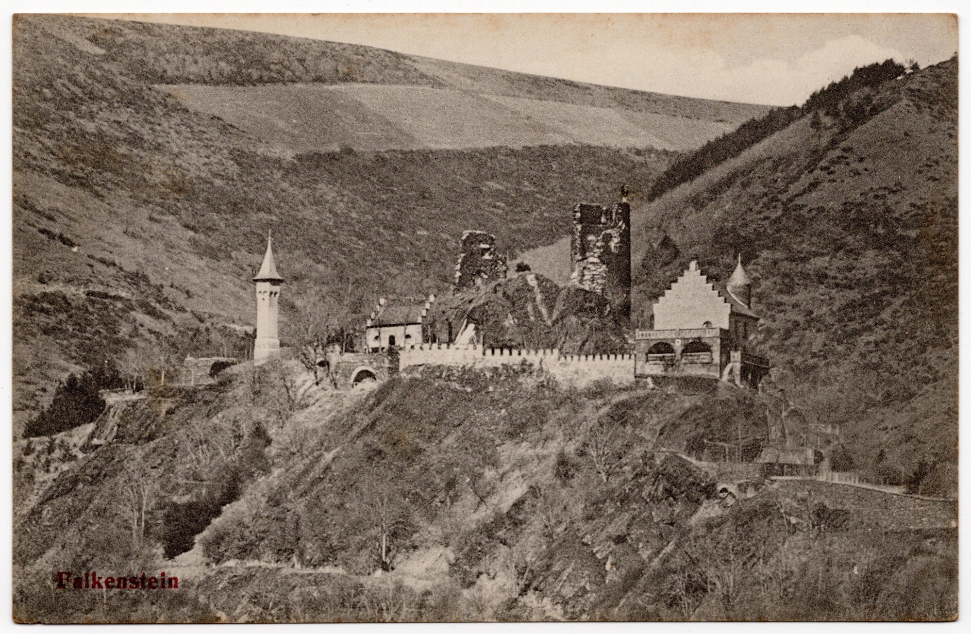 Ansichtkaart begin twintigste eeuw, zwart-wit lichtdruk Burg Falkenstein Eifel met middeleeuwse woontoren renaissance woonhuis en romaanse kapel, uitgave P.C. Schoren