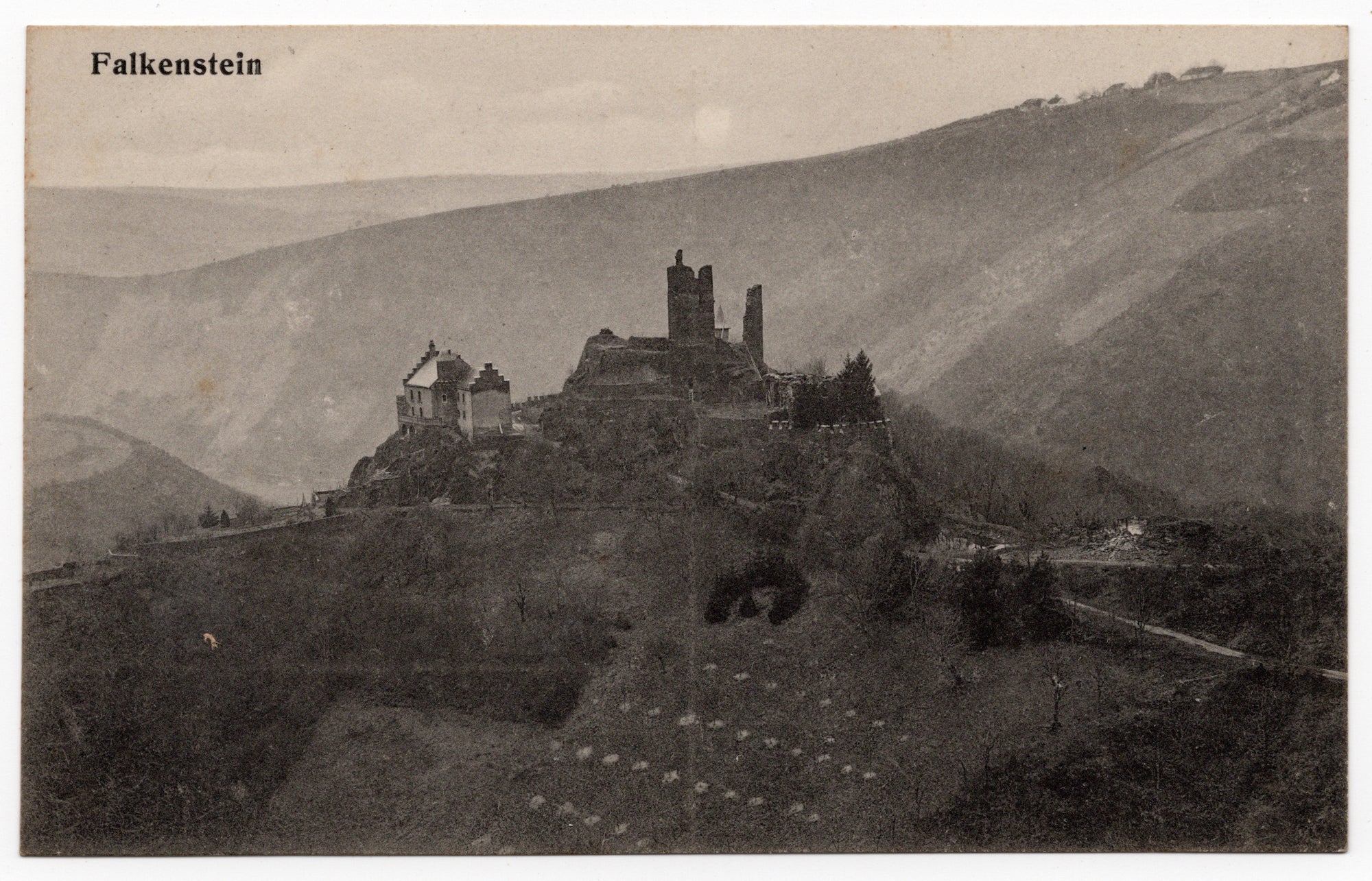 Ansichtkaart begin twintigste eeuw, zwart-wit lichtdruk Burg Falkenstein ruïne boven de Our-vallei Eifel, uitgave C. Schoren Luxembourg