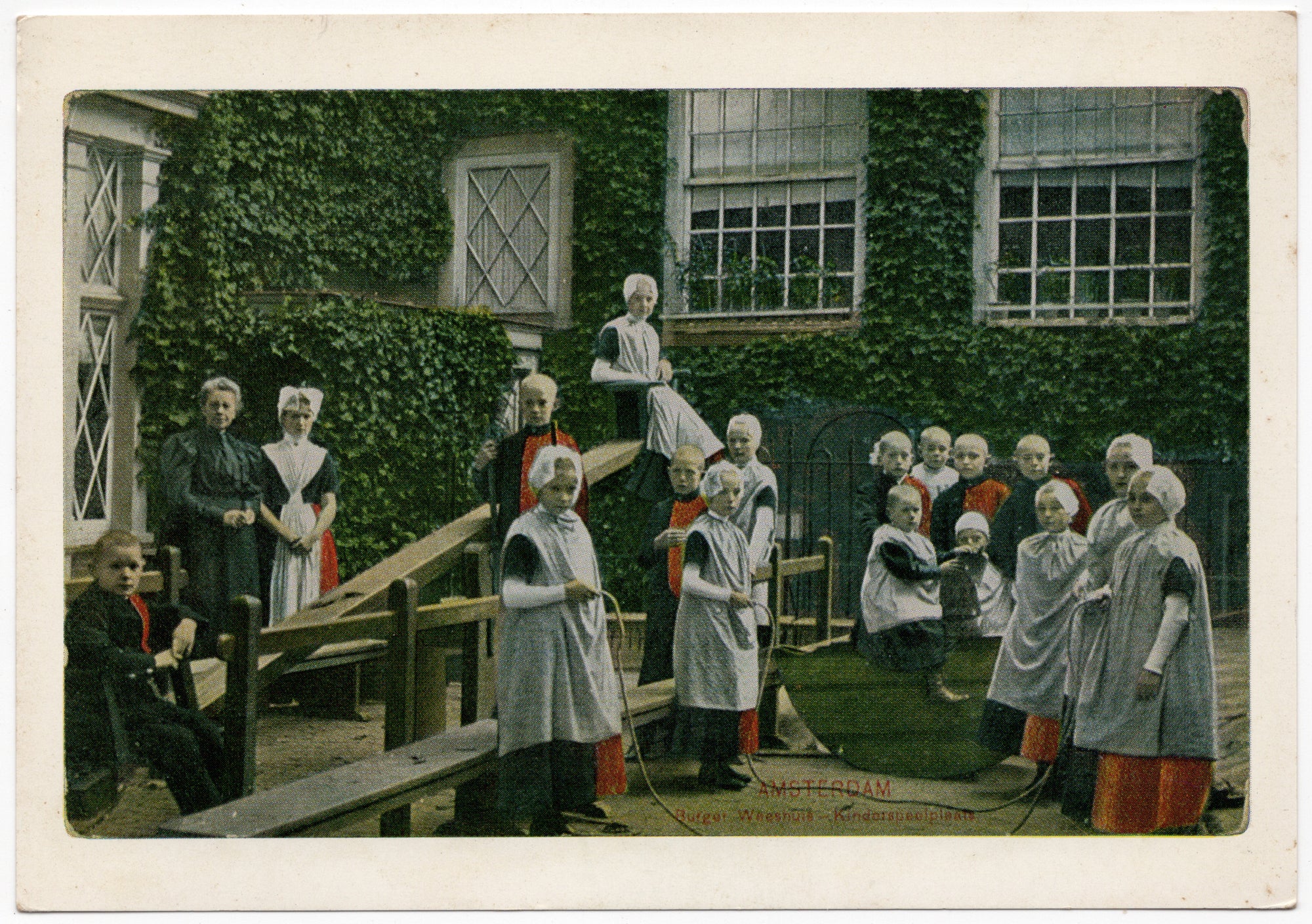 Ansichtkaart Burgerweeshuis Amsterdam kinderspeelplaats 1904, uitgave Amsterdams Historisch Museum 1972