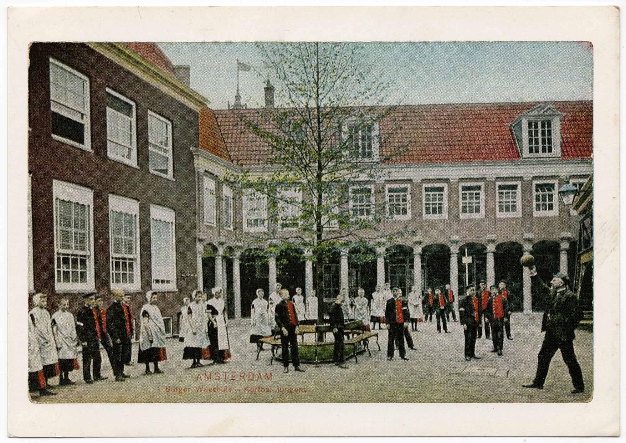 Ansichtkaart Burgerweeshuis Amsterdam korfbal op de jongensbinnenplaats 1904, uitgave Amsterdams Historisch Museum 1972