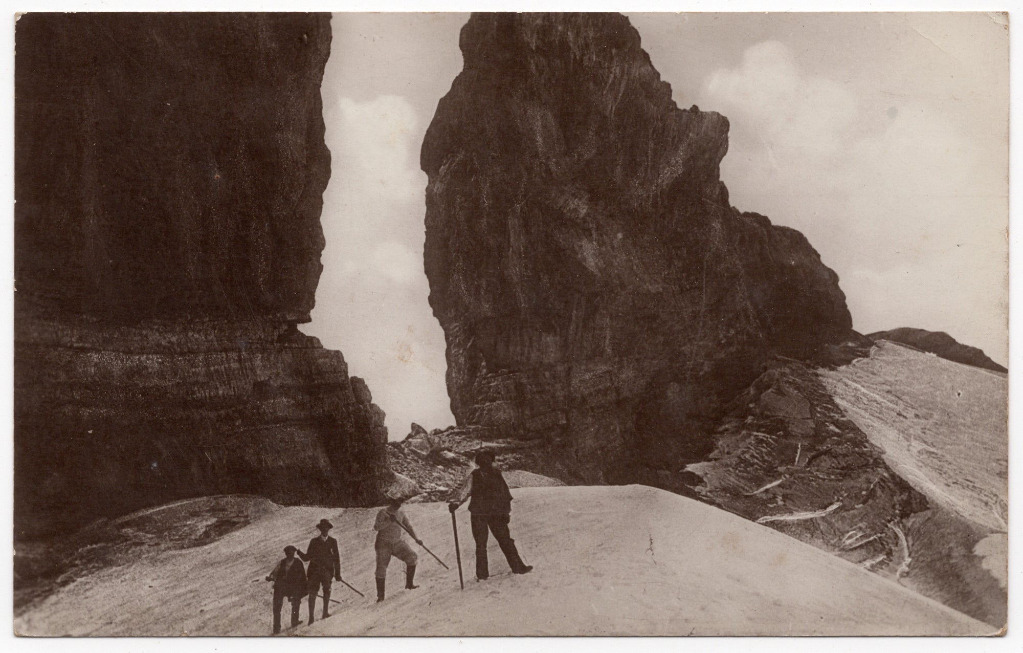 Franse ansichtkaart jaren twintig of dertig, zwart-wit lichtdruk Brèche de Roland Gavarnie Pyreneeën met vier bergwandelaars op sneeuwveld