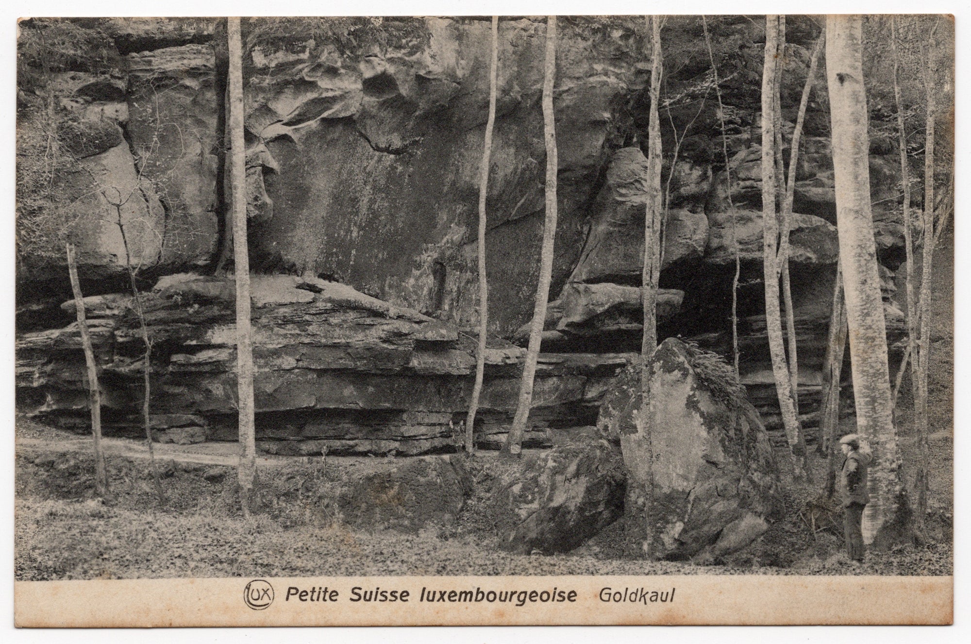 Ansichtkaart begin twintigste eeuw, zwart-wit lichtdruk Goldkaul rotsformatie in Petite Suisse luxembourgeoise Müllertal met figuur als schaalreferentie, uitgave P.C. Schoren
