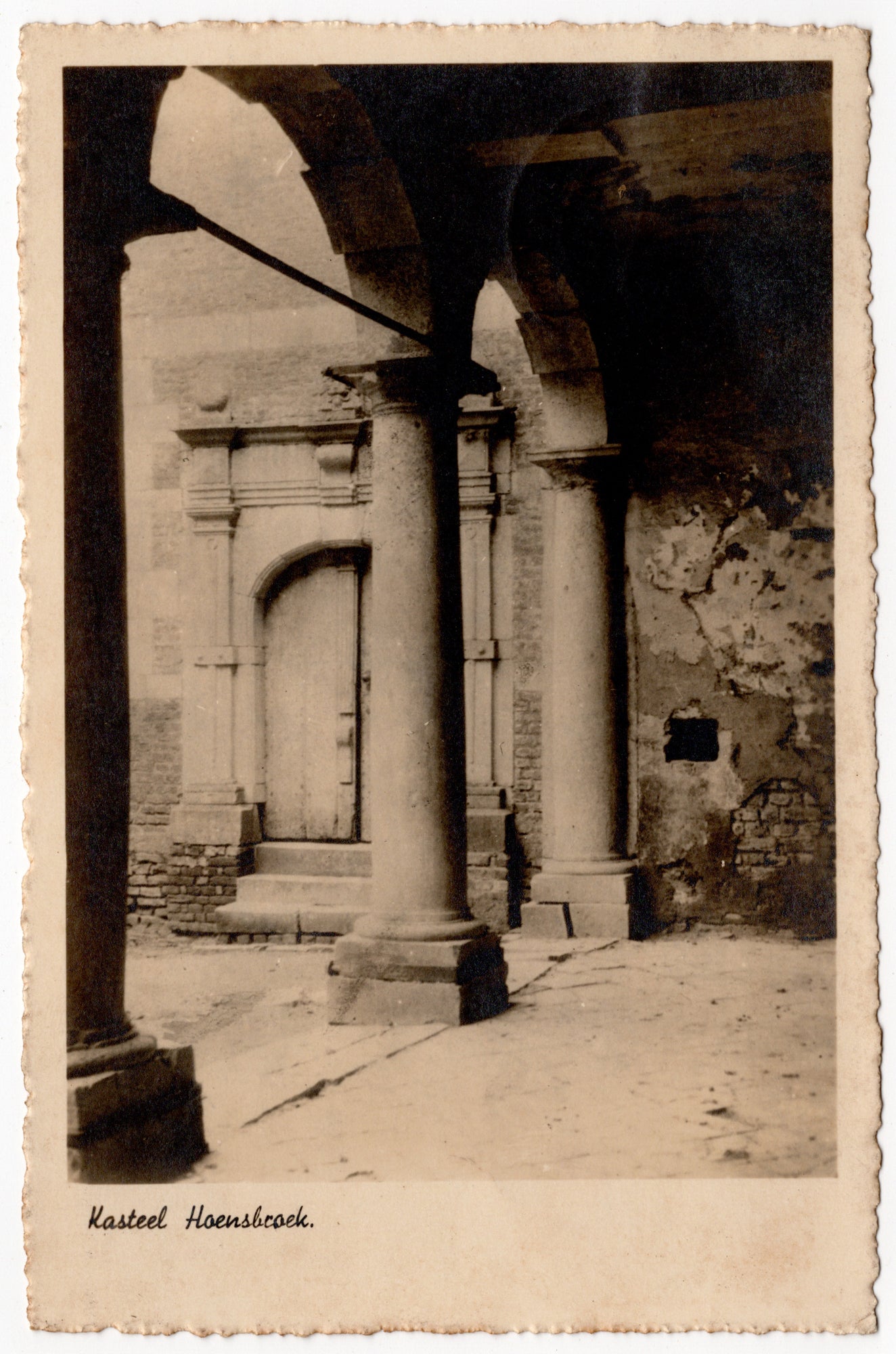 rlandse ansichtkaart 1944, sepia lichtdruk interieurdetail Kasteel Hoensbroek met zuilen en renaissance-portaal, foto Hub. Leufkens uitgave Limburgsche Boek- en Kunsthandel Heerlen