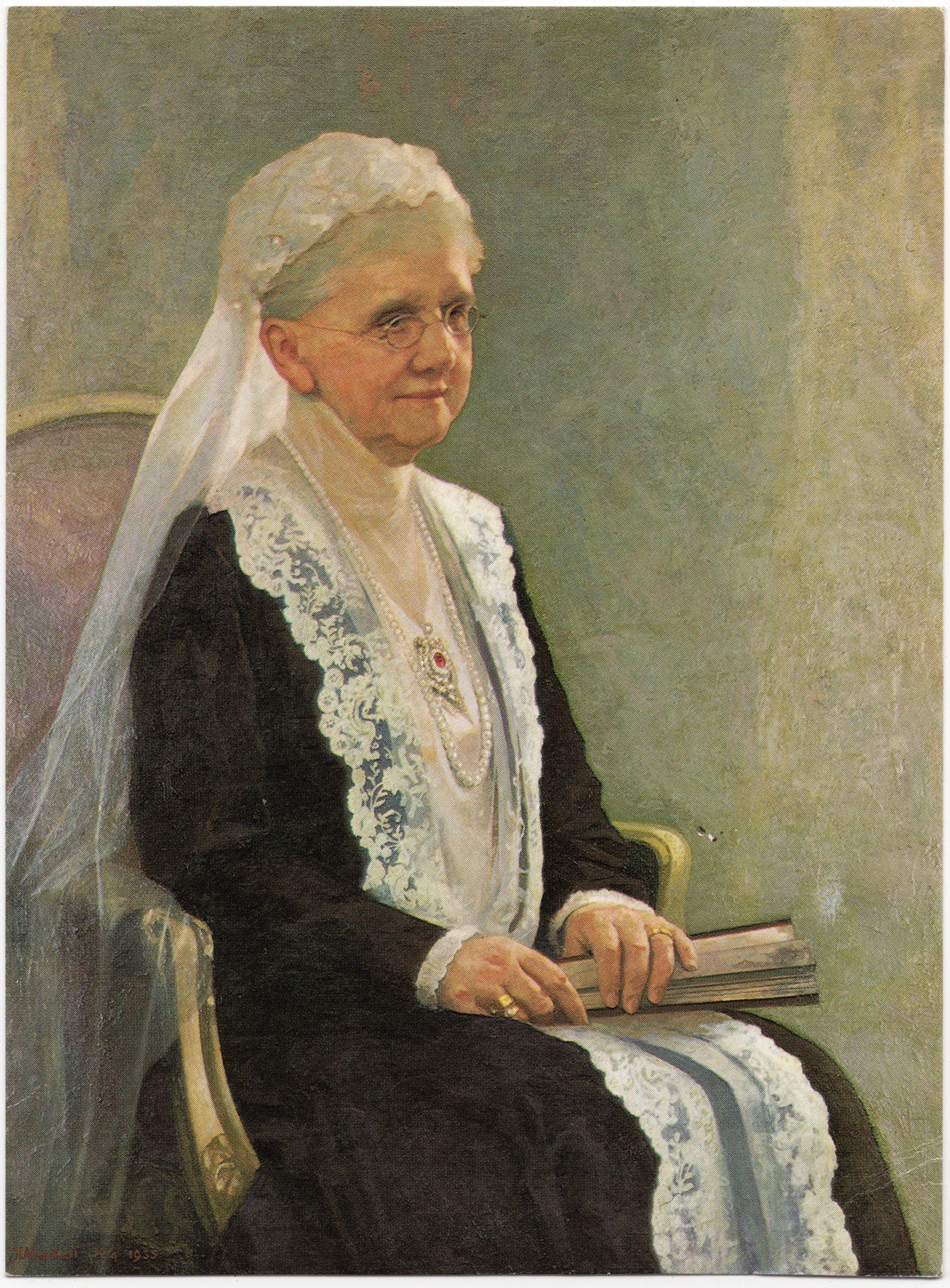 Geschilderd portret van koningin Emma in donkere japon met kanten kraag en sluier, postuum door Jan C.A. Goedhart, museumkaart Paleis Het Loo.