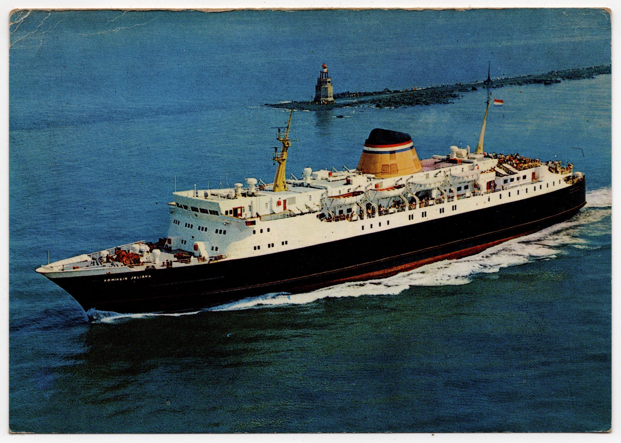 Nederlandse ansichtkaart jaren zeventig, kleurenfoto m.s. Koningin Juliana veerboot Stoomvaart Maatschappij Zeeland in volle vaart met vuurtoren en havenpier Hoek van Holland op achtergrond