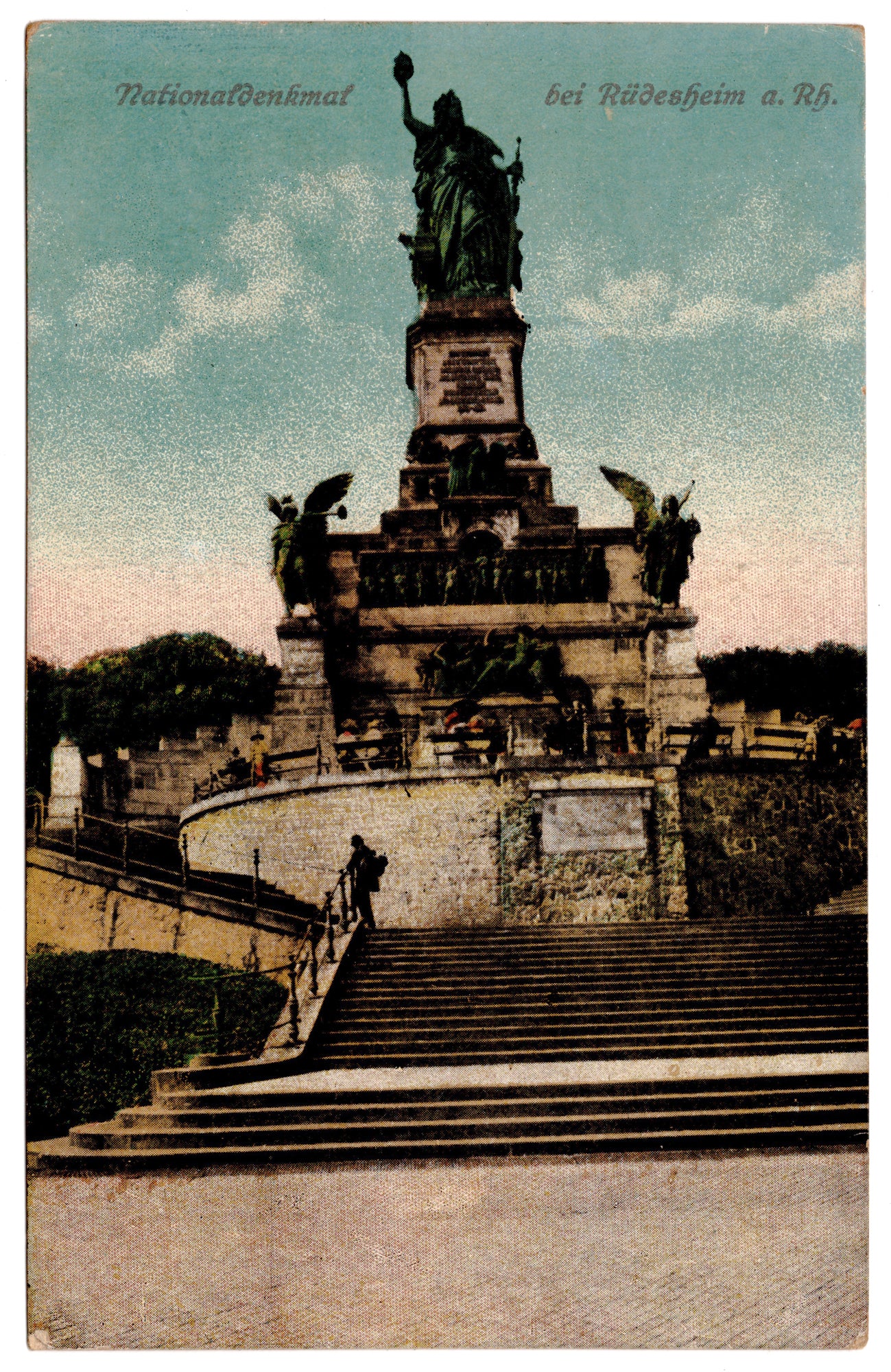 Duitse ansichtkaart begin twintigste eeuw, ingekleurde fotolithografie Niederwalddenkmal bij Rüdesheim aan de Rijn met bronzen Germania-standbeeld en brede trap, uitgave Karl Fischer Eltville