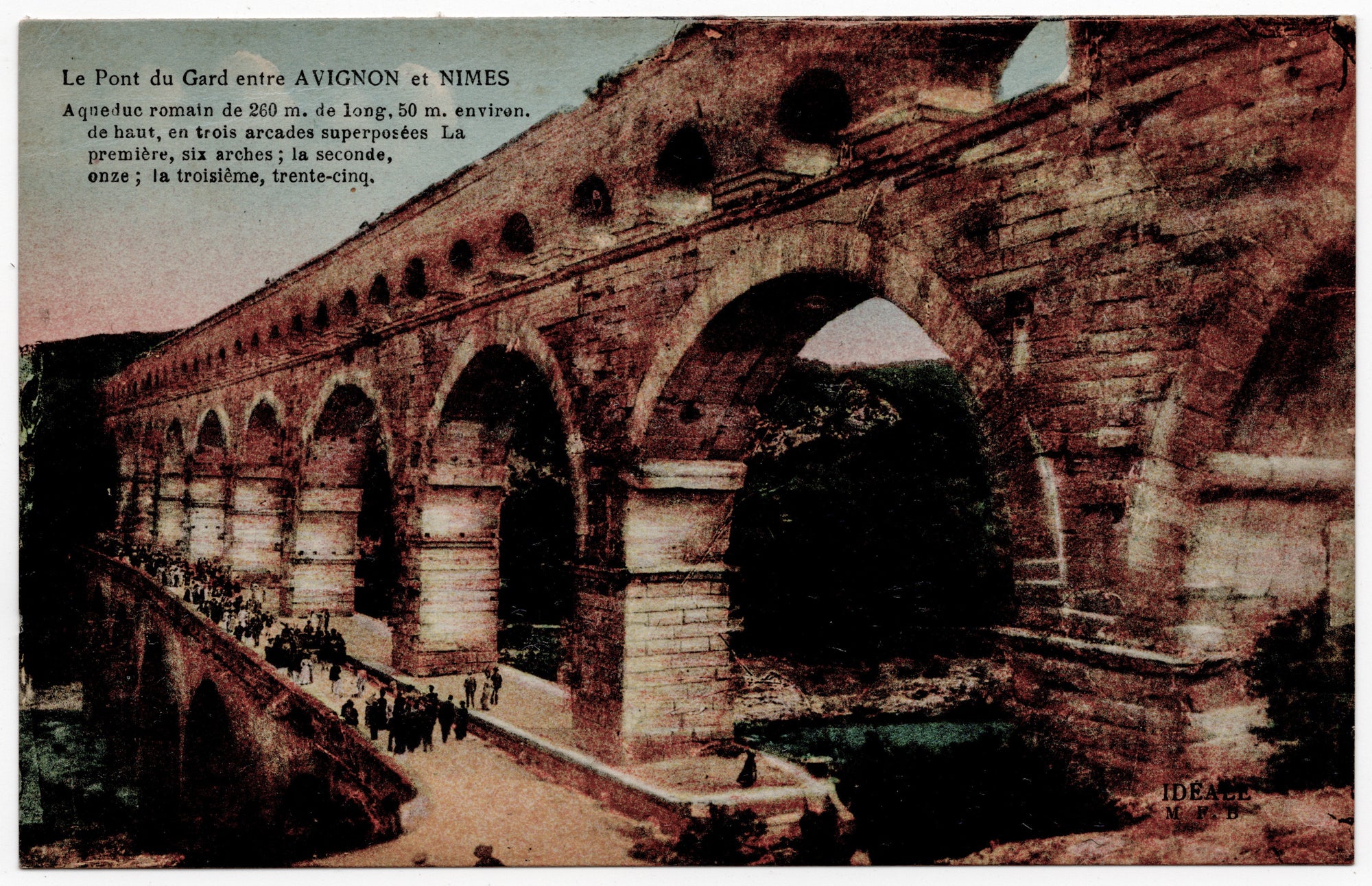 Franse ansichtkaart jaren twintig of dertig, ingekleurde lichtdruk Pont du Gard Romeins aquaduct met drie rijen bogen en wandelaars, uitgave Ed. Idéale Avignon foto F. Beau