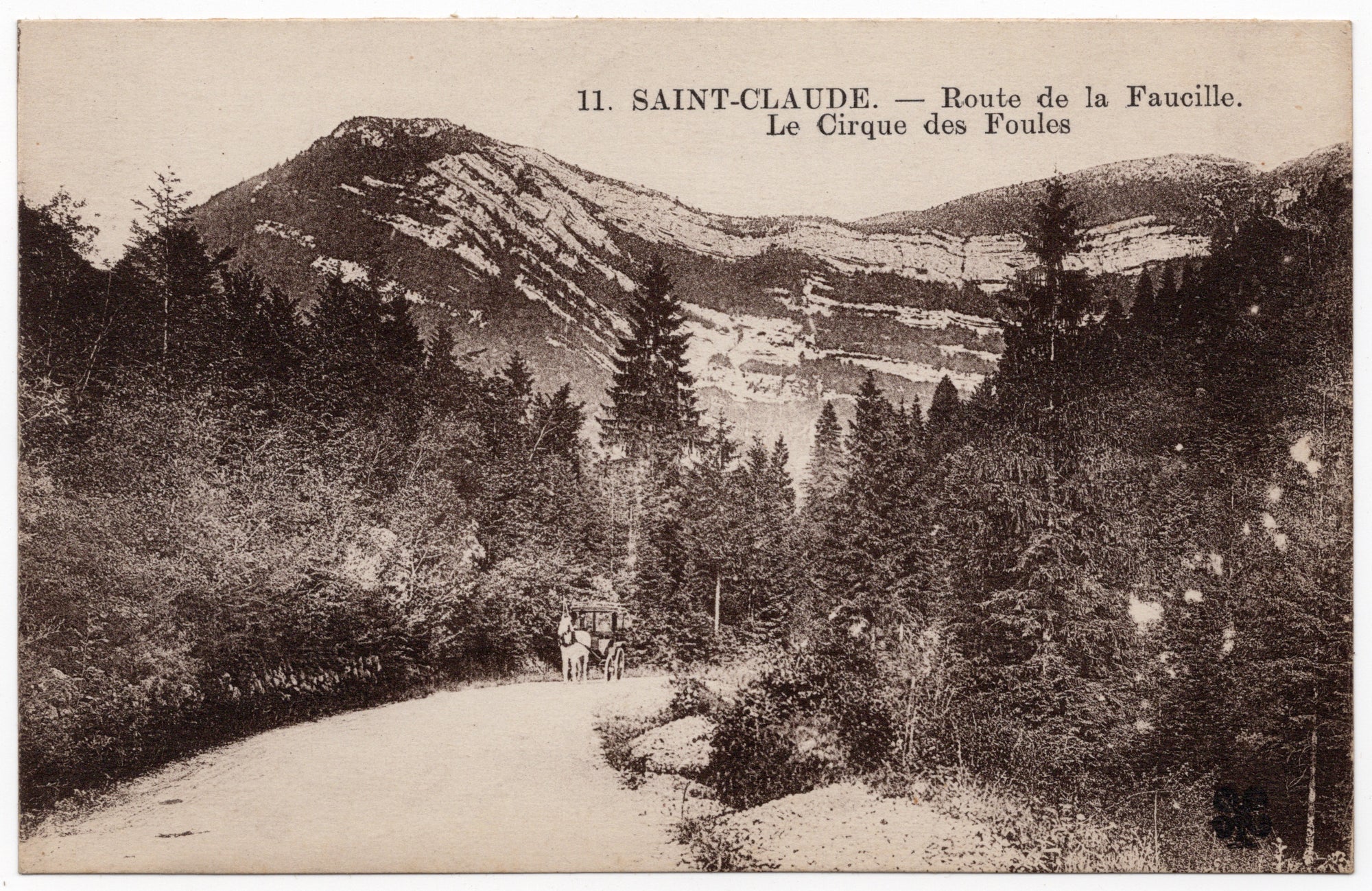 Franse ansichtkaart begin twintigste eeuw, sepia lichtdruk Route de la Faucille Saint-Claude Jura, paard en rijtuig op bergweg