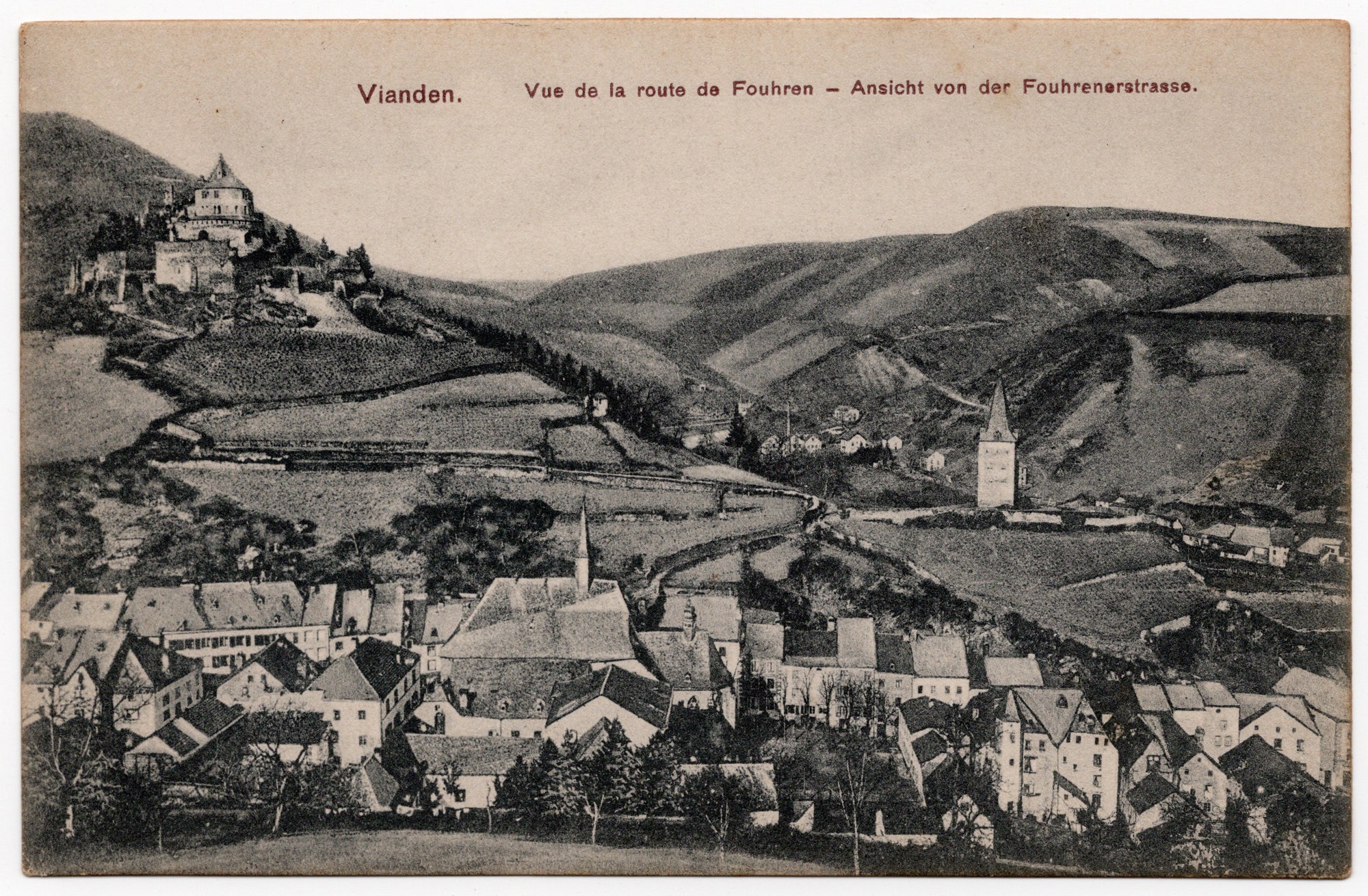 Luxemburgse ansichtkaart begin twintigste eeuw, zwart-wit lichtdruk totaalzicht Vianden met middeleeuwse burcht op heuvel en Hockelsturm, gezien vanaf de Fouhrenerstrasse