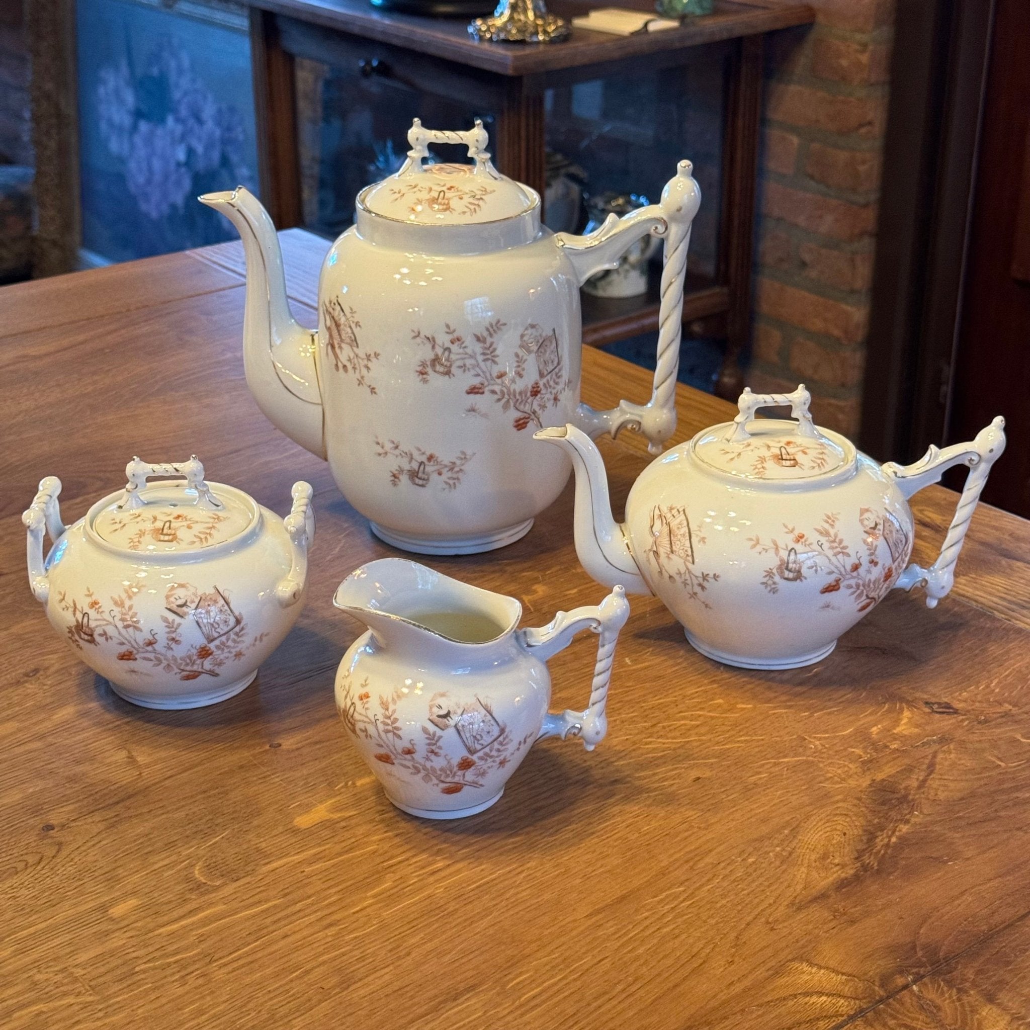 Antiek 4 - delig porseleinen theeservies met roodbruine Japanse motieven – ca. 1900–1930 - The Collectionist