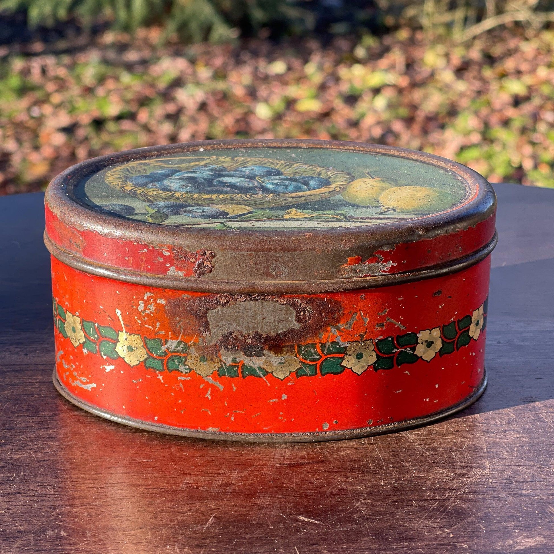 Antiek blik met stilleven van peren en pruimen - The Collectionist