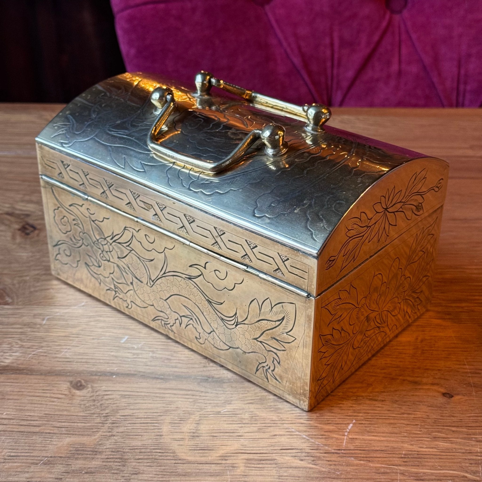 Antiek Chinees koperen opbergkistje met gegraveerde draak - The Collectionist